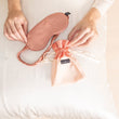 Charger l'image dans la galerie, Masque de nuit en soie nude-pochon rose