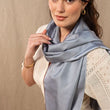 Charger l'image dans la galerie, Foulard en soie pointillé gris fem