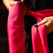 Charger l'image dans la galerie, Petit foulard Uni en soie fuchsia