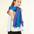 Charger l'image dans la galerie, Petit foulard Bicolore en soie bleu klein