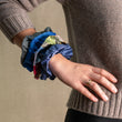 Charger l'image dans la galerie, Pack 2 big chouchous en soie gentleman vert-poi jeans