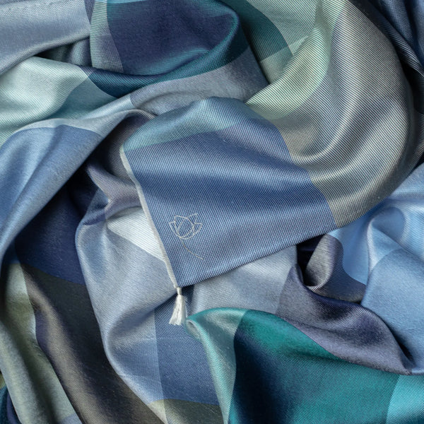 Carré 90 Nuancier Pointillé en soie bleu pétrol homme