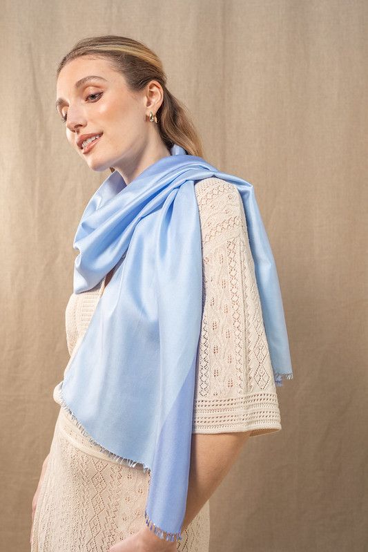 Small scarf 37*167 cm in two-tone sky blue silk – Soieries du Mékong