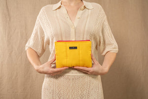 Pochette en soie pointillé jaune 