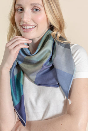 Carré 90 Nuancier Pointillé en soie bleu pétrol femme