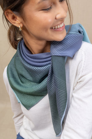 Carre 95 Chromie bleu orage en soie cachemire femme