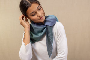 Carre 95 Chromie bleu orage en soie cachemire femme