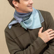 Charger l'image dans la galerie, Carre 95 Chromie bleu orage en soie cachemire homme
