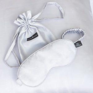 Masque de nuit en soie gris perle et son pochon en soie assorti 