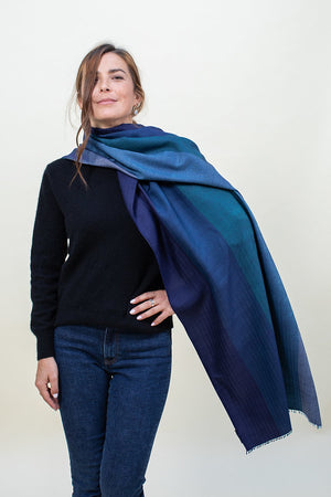 Écharpe Dégradée en soie laine bleu canard