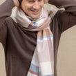 Charger l'image dans la galerie, Echarpe Cambridge nude en soie laine homme
