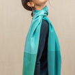 Charger l'image dans la galerie, Echarpe Colorblock Emeraude en soie laine femme
