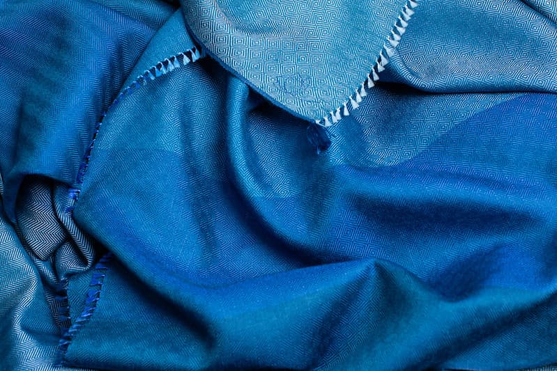 Echarpe Dégradée en soie laine bleu klein