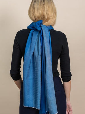 Echarpe Dégradée en soie laine bleu klein