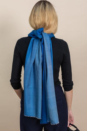 Echarpe Dégradée en soie laine bleu klein