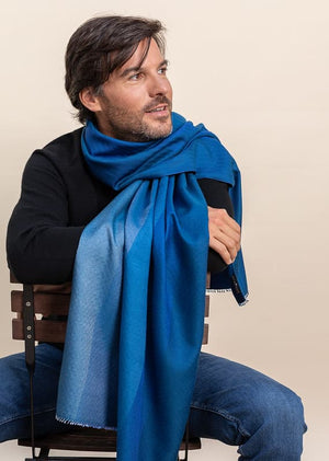 Echarpe Dégradée en soie laine bleu klein