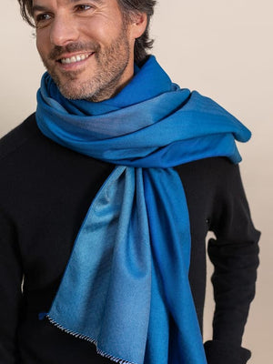 Echarpe Dégradée en soie laine bleu klein