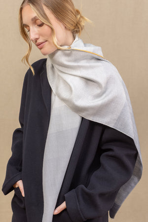 Echarpe Harmonie gris bleute en soie cachemire femme