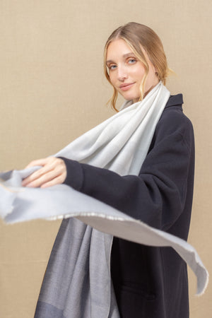 Echarpe Harmonie gris bleute en soie cachemire femme
