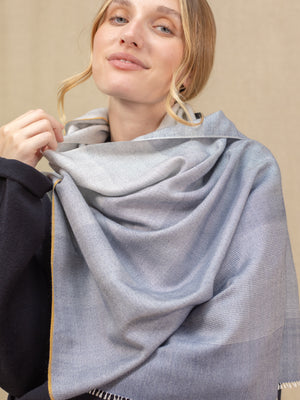 Echarpe Harmonie gris bleute en soie cachemire femme