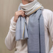 Charger l'image dans la galerie, Echarpe Harmonie gris bleute en soie cachemire homme
