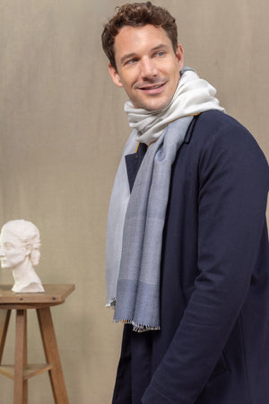 Echarpe Harmonie gris bleute en soie cachemire homme