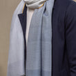 Charger l'image dans la galerie, Echarpe Harmonie gris bleute en soie cachemire homme
