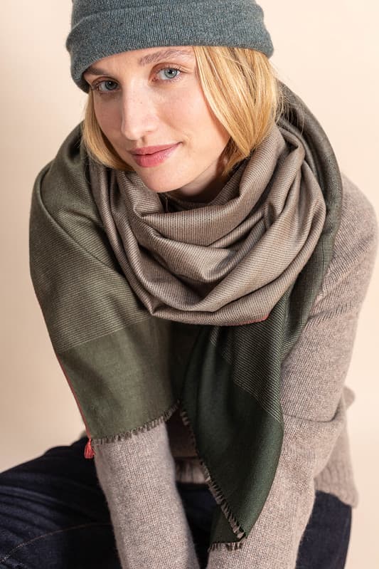 Harmonie scarf in emerald cashmere silk