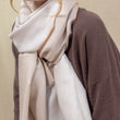 Charger l'image dans la galerie, Echarpe Quatuor beige écru en soie cachemire femme
