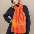 Charger l'image dans la galerie, Echarpe Rythmic paprika en soie laine femme
