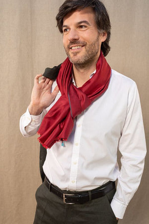 Grand foulard en soie unie bordeaux 