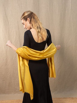 Grand foulard en soie unie or 