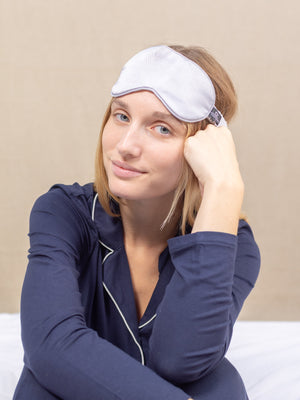 Masque de nuit en soie gris perle femme