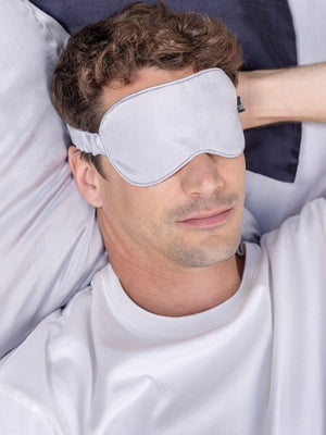 Masque de nuit en soie gris perle homme