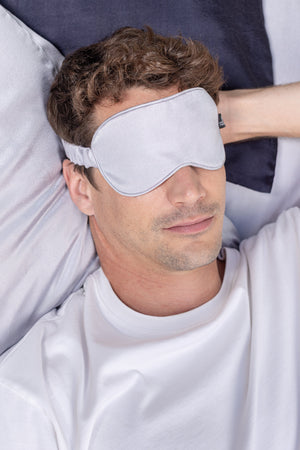 Masque de nuit en soie gris perle homme