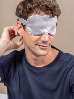 Masque de nuit en soie gris perle homme