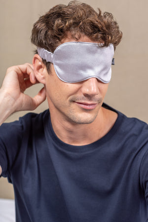 Masque de nuit en soie gris perle homme