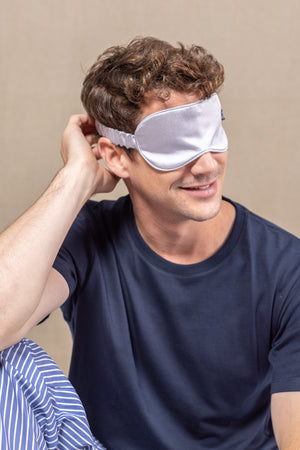 Masque de nuit en soie gris perle homme
