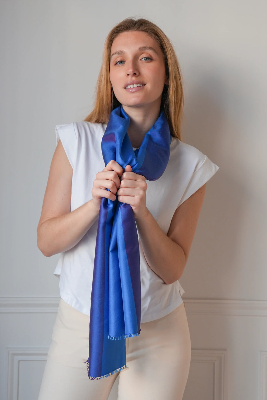 Small scarf 37*167 cm in two-tone electric blue silk for women