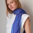 Load image into Gallery viewer, Petit foulard Bicolore en soie bleu klein femme

