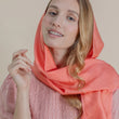 Charger l'image dans la galerie, Petit foulard Uni en soie corail femme
