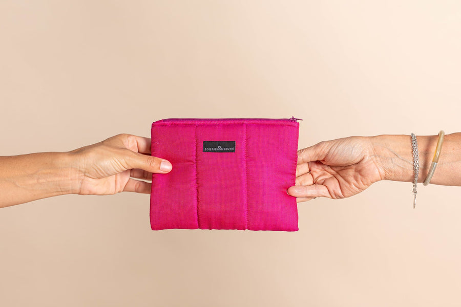 Pochette doudoune en soie pointillé fushia