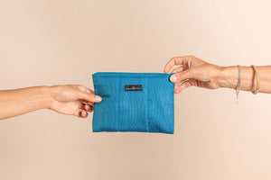 Pochette doudoune en soie pointillé teal