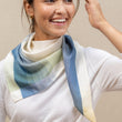 Load image into Gallery viewer, Triangle Chromie  pastel bleu en soie et cachemire femme 

