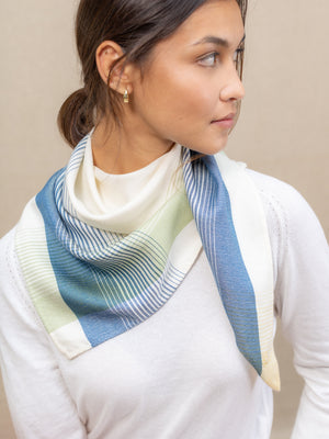 Triangle Chromie  pastel bleu en soie et cachemire femme
