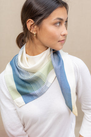 Triangle Chromie  pastel bleu en soie et cachemire femme