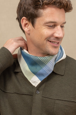 Triangle Chromie  pastel bleu en soie et cachemire homme 
