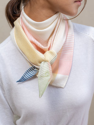 Triangle Chromie pastel blush en soie et cachemire femme