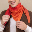 Load image into Gallery viewer, Triangle Harmonie Vermillon en soie cachemire homme
