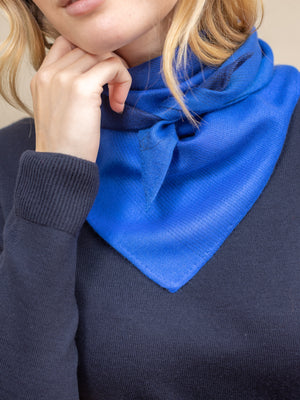 Triangle Harmonie bleu klein en soie cachemire femme
